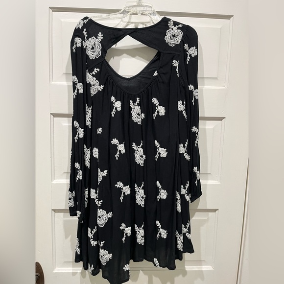 Free People Austin embroidered mini. Medium. Excellent used condition. - Picture 4 of 10